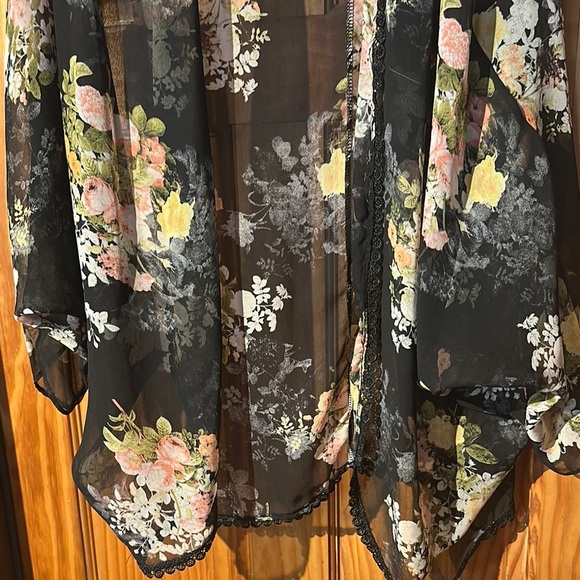 Ing Black and Pink Blouse with Flowing Design - Picture 3 of 4